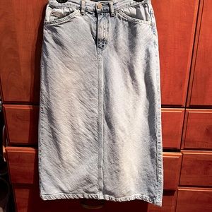 Vintage Calvin Klein Jean skirt size 6, 33 inches from waist to hem.